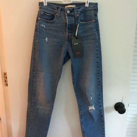 NWT Levi's Wedgie Jeans, Size 25, Medium Wash - Picture 3 of 4
